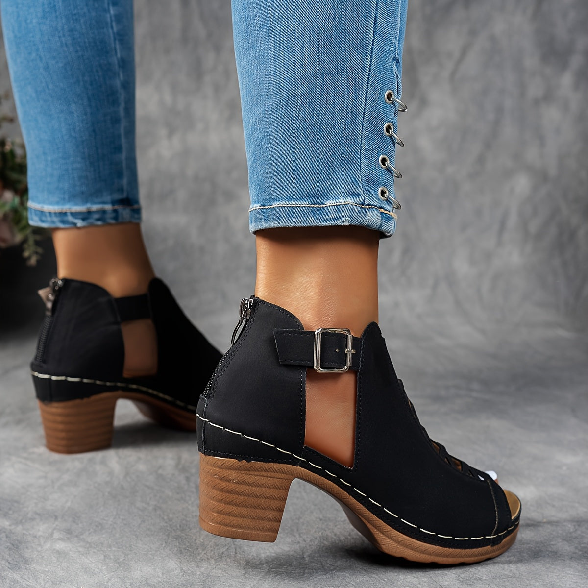 Isalie | Luchtige Blokhaksandalen met Cut-Out Design